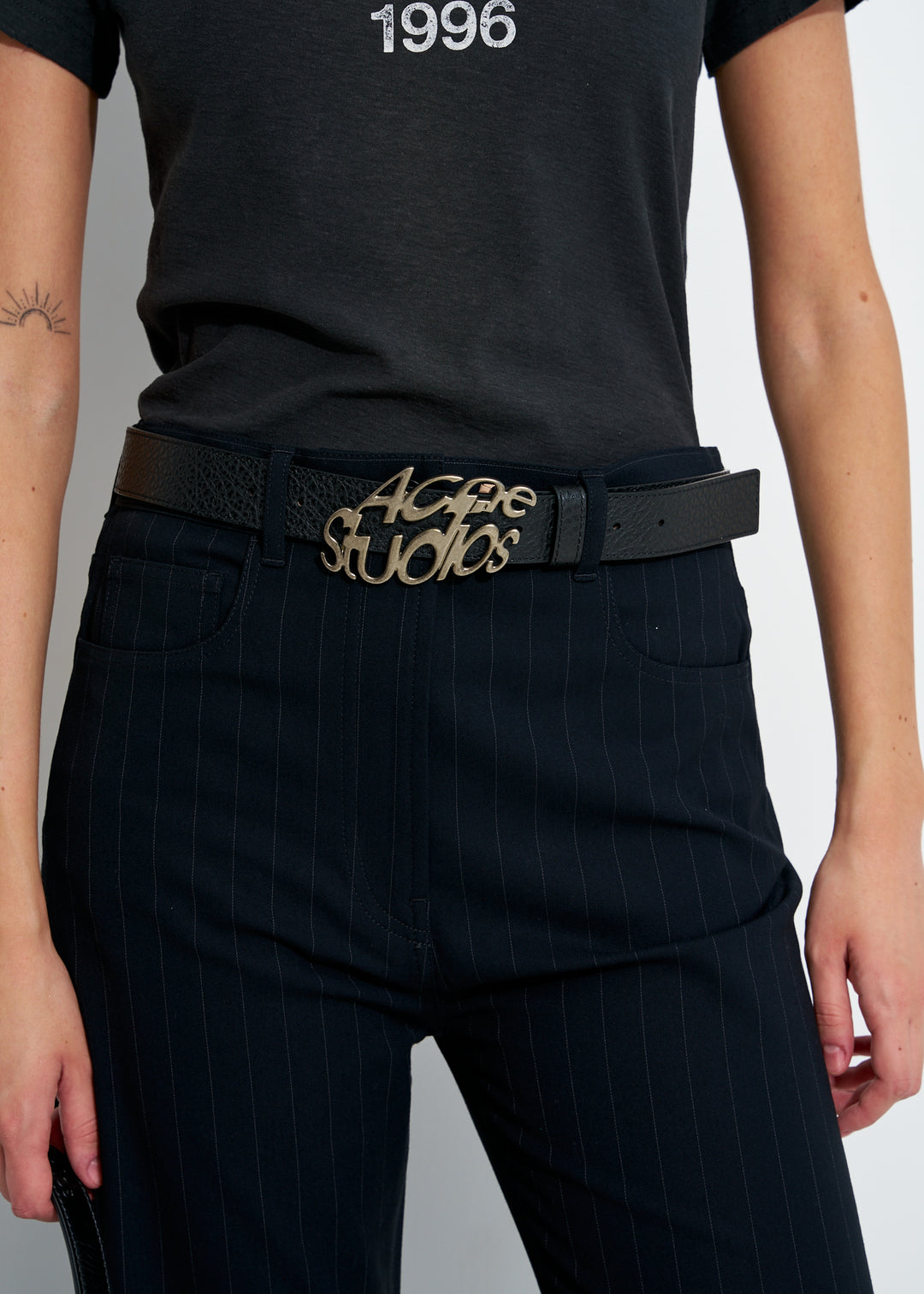 Logo buckle belt