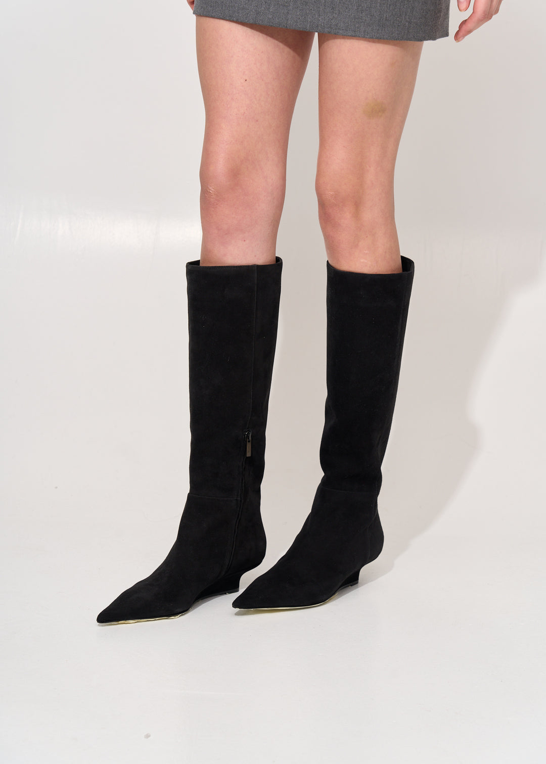 Sharp suede knee-high boots