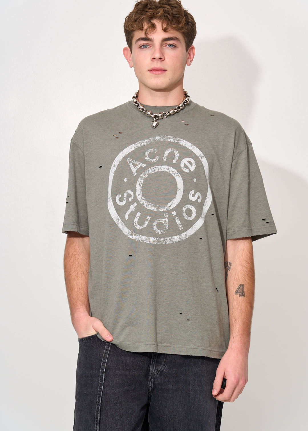 Button logo distressed T