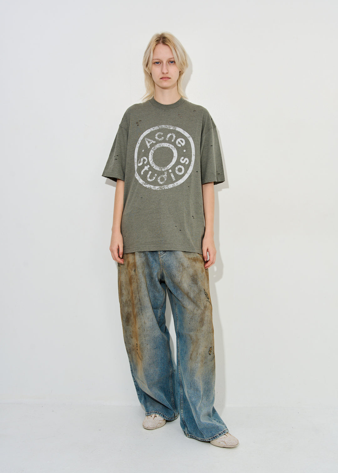 Button logo distressed T