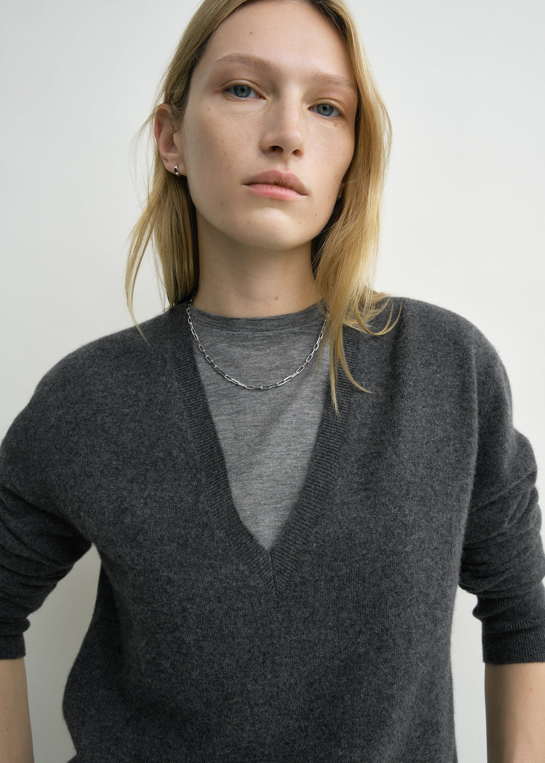 Cashmere V-neck knit