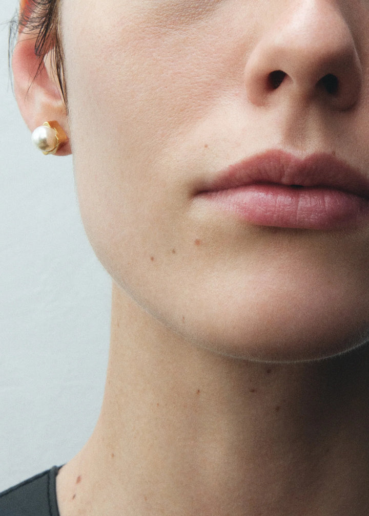 FAUX PEARL STUDS
